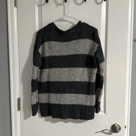 American Eagle Jegging Fit Sweater Gray Striped - Picture 2 of 4